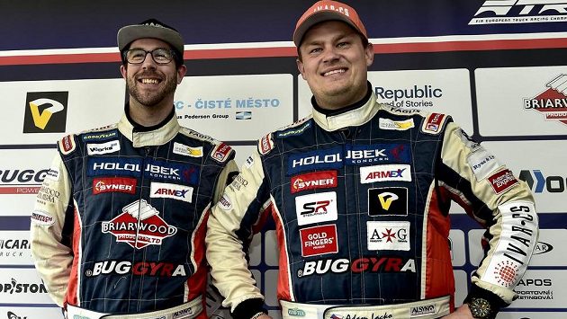 Jezdci týmu Buggyra Racing - Adam Lacko (vpravo) a Brit Oly Janes. Jezdci týmu Buggyra Racing - Adam Lacko (vpravo) a Brit Oly Janes.