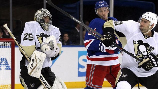 Brankář Tučňáků Marc-Andre Fleury (29) chytá pokus útočníka Rangers Ryana Callahana (24). Zcela vpravo je obránce Pittsburghu Robert Bortuzzo (41). Brankář Tučňáků Marc-Andre Fleury (29) chytá pokus útočníka Rangers Ryana Callahana (24). Zcela vpravo je obránce Pittsburghu Robert Bortuzzo (41).