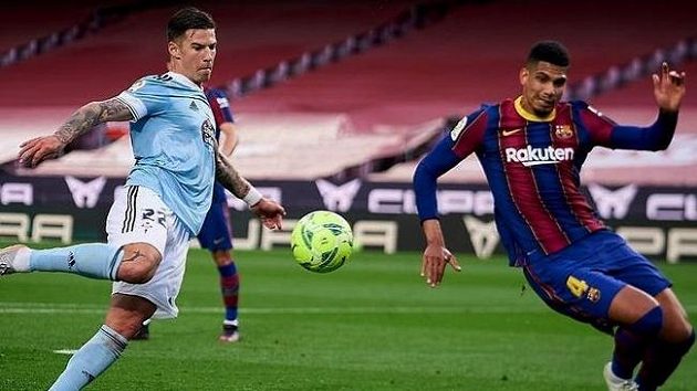 Santi Mina (vlevo) v zápase s Barcelonou Santi Mina (vlevo) v zápase s Barcelonou