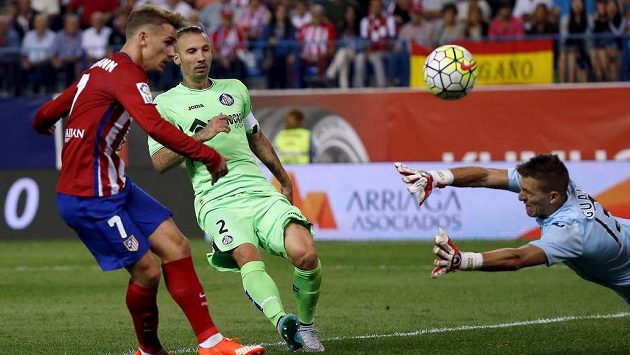 Antonie Griezmann z Atlétika (vlevo) střílí gól brankáři Getafe Vincentovi Guaitaovi. Antonie Griezmann z Atlétika (vlevo) střílí gól brankáři Getafe Vincentovi Guaitaovi.
