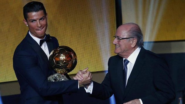 Cristiano Ronaldo přijímá gratulace od Seppa Blattera poté, co získal Zlatý míč FIFA. Cristiano Ronaldo přijímá gratulace od Seppa Blattera poté, co získal Zlatý míč FIFA.