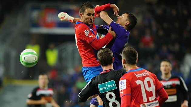 Ve výskoku Marek Bakoš (vlevo) z Plzně a brankář Slavie Matěj Rakovan. Ve výskoku Marek Bakoš (vlevo) z Plzně a brankář Slavie Matěj Rakovan.
