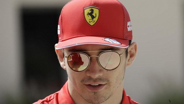 Mick Schumacher v paddocku při závodech formule 2 v Bahrajnu. Mick Schumacher v paddocku při závodech formule 2 v Bahrajnu.