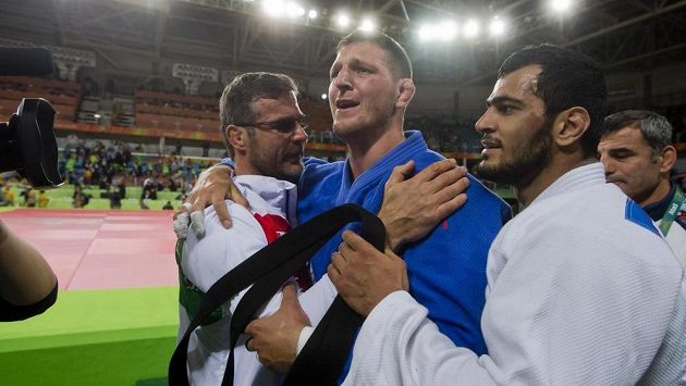 Český judista Lukáš Krpálek (druhý zleva) se raduje z vítězství nad Elmarem Gasimovem z Ázerbajdžánu (vpravo). Vlevo je reprezentační trenér Petr Lacina. Český judista Lukáš Krpálek (druhý zleva) se raduje z vítězství nad Elmarem Gasimovem z Ázerbajdžánu (vpravo). Vlevo je reprezentační trenér Petr Lacina.
