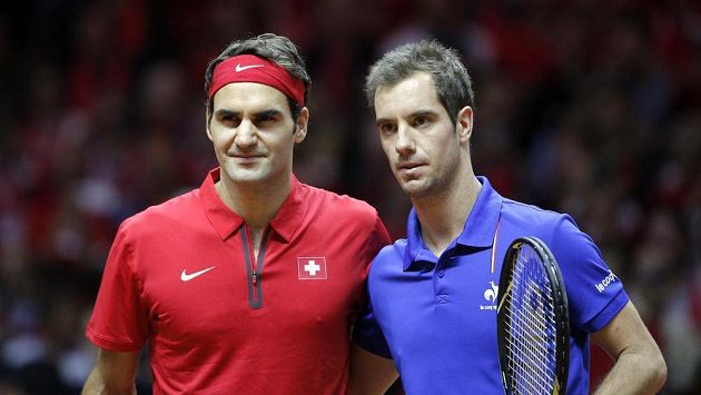 Roger Federer a francouzský náhradník Richard Gasquet před startem vzájemné bitvy v rámci finále Davis Cupu. Roger Federer a francouzský náhradník Richard Gasquet před startem vzájemné bitvy v rámci finále Davis Cupu.