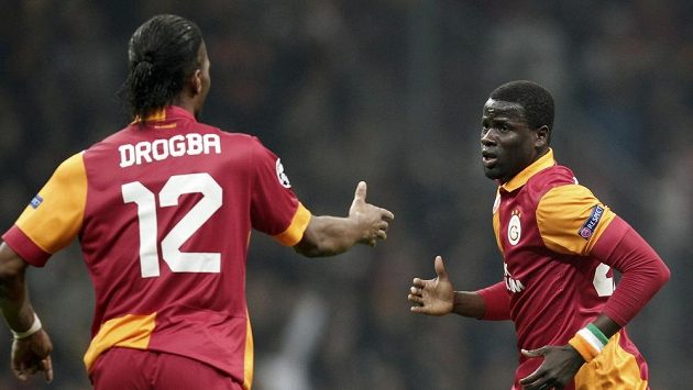Didier Drogba z Galatasraye se raduje se spoluhráčem Emmanuelem Ebouém z gólu Didier Drogba z Galatasraye se raduje se spoluhráčem Emmanuelem Ebouém z gólu