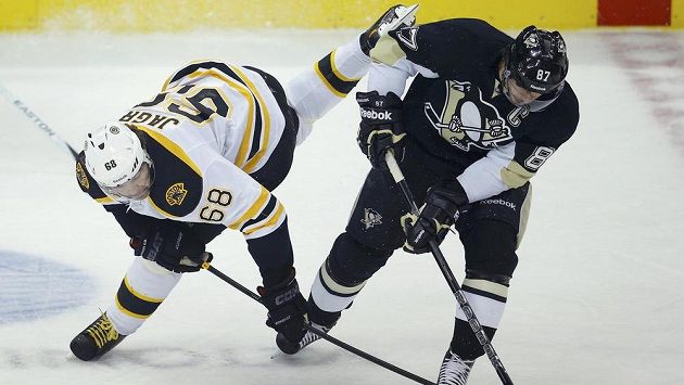 Souboj hvězd. Jaromír Jágr (vlevo) z Bostonu bojuje o puk s pittsburským Sidneym Crosbym. Souboj hvězd. Jaromír Jágr (vlevo) z Bostonu bojuje o puk s pittsburským Sidneym Crosbym.