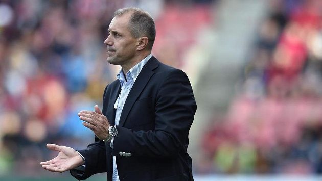 Trenér Bohemians Roman Pivarník během utkání proti Spartě na Letné. Trenér Bohemians Roman Pivarník během utkání proti Spartě na Letné.
