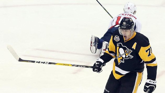 Jevgenij Malkin (71) z Pittsburghu se raduje z gólu do sítě Washingtonu. Jevgenij Malkin (71) z Pittsburghu se raduje z gólu do sítě Washingtonu.