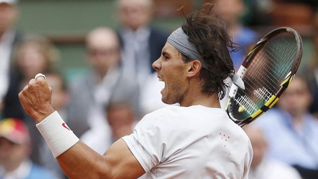 Rafael Nadal se raduje z postupu do druhého kola French Open. Rafael Nadal se raduje z postupu do druhého kola French Open.