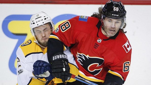 Útočník Calgary Jaromír Jágr (vpravo). Útočník Calgary Jaromír Jágr (vpravo).