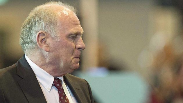 Bývalý prezident fotbalového Bayernu Mnichov Uli Hoeness u soudu. Bývalý prezident fotbalového Bayernu Mnichov Uli Hoeness u soudu.