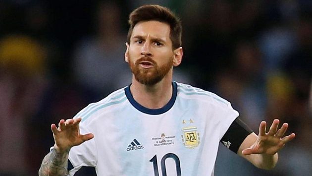Argentinská hvězda Lionel Messi v utkání s Paraguayí. Argentinská hvězda Lionel Messi v utkání s Paraguayí.