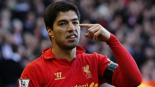 Útočník Liverpoolu Luis Suárez verdikt FA nechápe - za kousnutí do ruky obránce Chelsea Ivanoviče si nezahraje deset zápasů. Útočník Liverpoolu Luis Suárez verdikt FA nechápe - za kousnutí do ruky obránce Chelsea Ivanoviče si nezahraje deset zápasů.