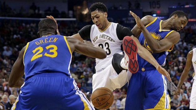 Anthony Davis (uprostřed) z New Orleans v souboji Draymondem Greenem (23) a Harrisonem Barnesem z Golden State. Anthony Davis (uprostřed) z New Orleans v souboji Draymondem Greenem (23) a Harrisonem Barnesem z Golden State.