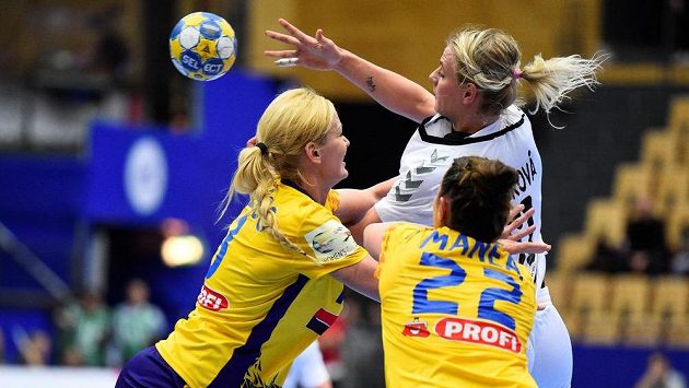 Markéta Jeřábková v souboji s házenkářkami Rumunska. Markéta Jeřábková v souboji s házenkářkami Rumunska.
