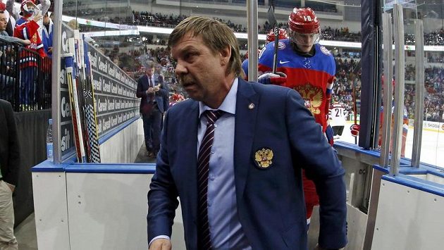 Ruský kouč Oleg Znarok opouští střídačku při semifinálovém utkání MS proti Švédům v Minsku. Ruský kouč Oleg Znarok opouští střídačku při semifinálovém utkání MS proti Švédům v Minsku.