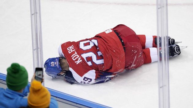 Český obránce Jan Kolář po zákroku na koleno od Ilji Kovalčuka Český obránce Jan Kolář po zákroku na koleno od Ilji Kovalčuka