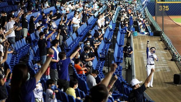 Fanoušci na Tchaj-wanu opět mohou sledovat sportovní zápasy na stadionech. Do hlediště jich však smí nejvýš tisíc a na tribunách musejí vzhledem k nebezpečí šíření koronaviru dodržovat bezpečnostní odstupy. Fanoušci na Tchaj-wanu opět mohou sledovat sportovní zápasy na stadionech. Do hlediště jich však smí nejvýš tisíc a na tribunách musejí vzhledem k nebezpečí šíření koronaviru dodržovat bezpečnostní odstupy.