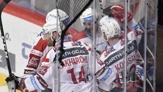 Hráči Pardubic se radují z gólu proti Třinci. Hráči Pardubic se radují z gólu proti Třinci.
