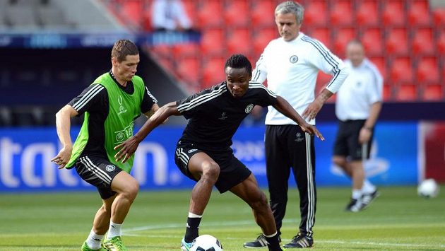 John Obi Mikel na archivním snímku s tehdejším spoluhráčem Fernandem Torresem (vlevo), přihlíží kouč José Mourinho. John Obi Mikel na archivním snímku s tehdejším spoluhráčem Fernandem Torresem (vlevo), přihlíží kouč José Mourinho.