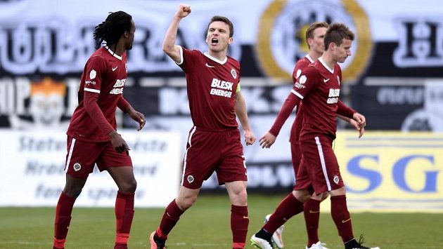 David Lafata oslavuje svůj gól proti Hradci Králové. David Lafata oslavuje svůj gól proti Hradci Králové.