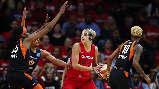 Basketbalistka Washingtonu Elena Delle Donneová v obklopení hráček Connecticutu ve finálovém utkání WNBA. Basketbalistka Washingtonu Elena Delle Donneová v obklopení hráček Connecticutu ve finálovém utkání WNBA.