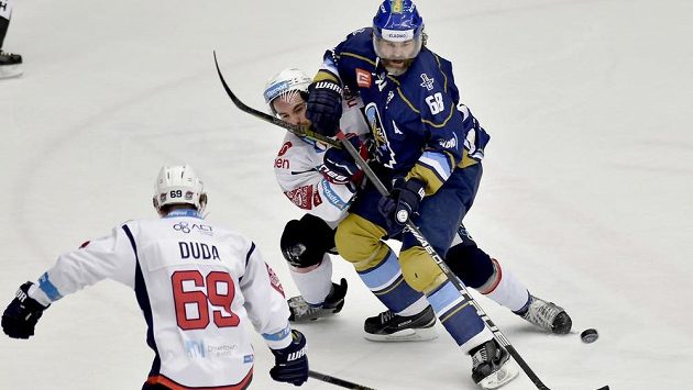 Brett Flemming z Chomutova pečlivě střeží kladenského Jaromíra Jágra v utkání baráže. Situaci přihlíží chomutovský Radek Duda. Brett Flemming z Chomutova pečlivě střeží kladenského Jaromíra Jágra v utkání baráže. Situaci přihlíží chomutovský Radek Duda.