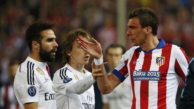 Útočník Atlética Mario Mandžukič (vpravo) při výměně názorů s Danim Carvajalem z Realu Madrid (vlevo). Útočník Atlética Mario Mandžukič (vpravo) při výměně názorů s Danim Carvajalem z Realu Madrid (vlevo).