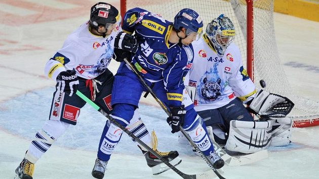 Zleva útočník Liberce Petr Jelínek, útočník Brna Jakub Koreis a brankář Liberce Ján Lašák v utkání 27. kola extraligy. Zleva útočník Liberce Petr Jelínek, útočník Brna Jakub Koreis a brankář Liberce Ján Lašák v utkání 27. kola extraligy.