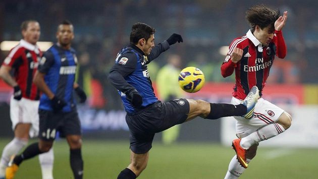 Javier Zanetti z Interu Milán (vlevo) bojuje o míč s Bojanem Krkičem z AC. Javier Zanetti z Interu Milán (vlevo) bojuje o míč s Bojanem Krkičem z AC.