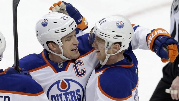 Útočník Edmontonu Aleš Hemský (vpravo) slaví s obráncem Oilers Andrew Ferencem gól proti Dallasu. Útočník Edmontonu Aleš Hemský (vpravo) slaví s obráncem Oilers Andrew Ferencem gól proti Dallasu.
