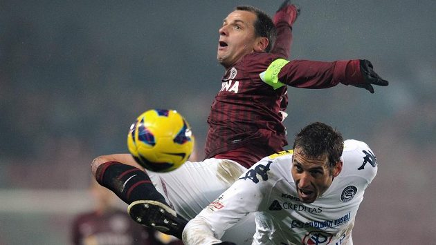 Záložník Sparty Praha Marek Matějovský (nahoře) a Libor Došek ze Slovácka. Záložník Sparty Praha Marek Matějovský (nahoře) a Libor Došek ze Slovácka.