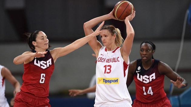 Česká basketbalistka Petra Kulichová (vpravo) a Sue Birdová z USA během přípravného utkání v Praze. Česká basketbalistka Petra Kulichová (vpravo) a Sue Birdová z USA během přípravného utkání v Praze.
