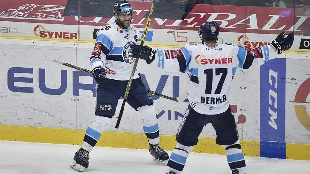 Autor libereckého gólu Petr Jelínek (vlevo) a Lukáš Derner během pátého semifinále play off. Autor libereckého gólu Petr Jelínek (vlevo) a Lukáš Derner během pátého semifinále play off.