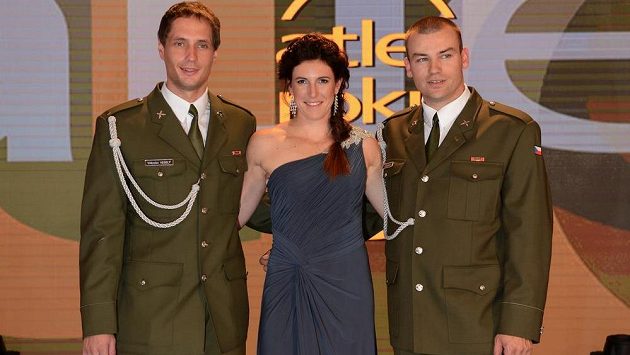 Překážkářka Zuzana Hejnová ovládla anketu Atlet roku 2013. Vlevo druhý Vítězslav Veselý, vpravo třetí Lukáš Melich. Překážkářka Zuzana Hejnová ovládla anketu Atlet roku 2013. Vlevo druhý Vítězslav Veselý, vpravo třetí Lukáš Melich.
