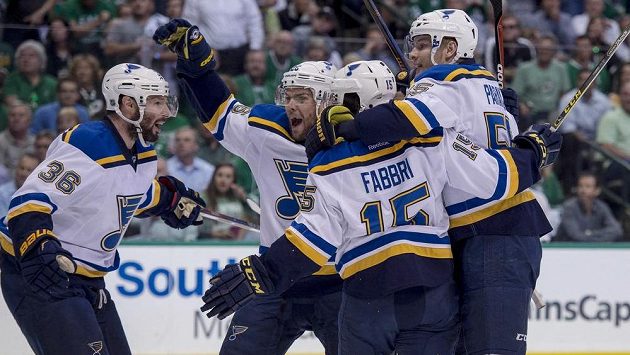 Hokejisté St. Louis Blues Robby Fabbri (15), Troy Brouwer (36), Paul Stastny a Colton Parayko (55) se radují z gólu proti Dallasu. Hokejisté St. Louis Blues Robby Fabbri (15), Troy Brouwer (36), Paul Stastny a Colton Parayko (55) se radují z gólu proti Dallasu.