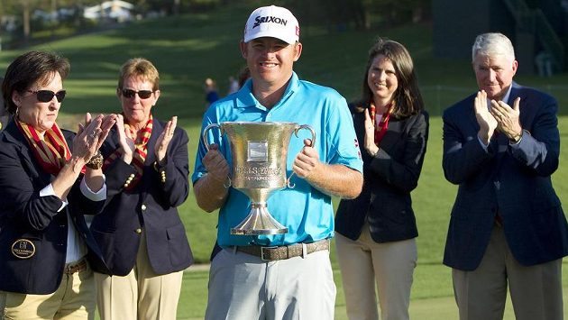 J.B. Holmes s pohárem pro vítěze Wells Fargo Championship. J.B. Holmes s pohárem pro vítěze Wells Fargo Championship.
