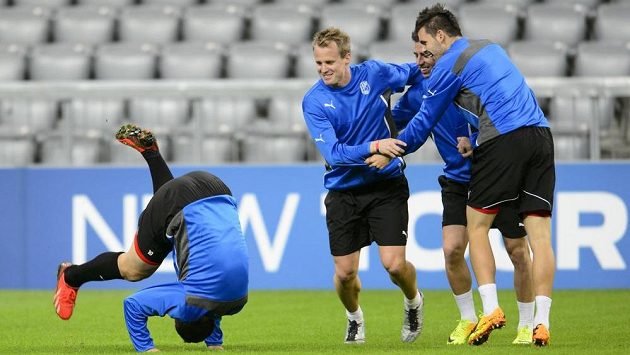 Hráči Viktorie Plzeň (zleva) Pavel Horváth, David Limberský, Milan Petržela a Michal Ďuriš na tréninku v mnichovské Allianz Areně před utkáním LM proti Bayernu Mnichov. Hráči Viktorie Plzeň (zleva) Pavel Horváth, David Limberský, Milan Petržela a Michal Ďuriš na tréninku v mnichovské Allianz Areně před utkáním LM proti Bayernu Mnichov.