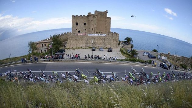 Peloton cyklistů v páté etapě Gira d´Italia. Peloton cyklistů v páté etapě Gira d´Italia.