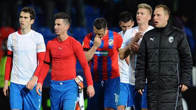 Podobně jako v Doněcku by chtěl Hořava slavit se spoluhráči výhru nad Spartou .Zleva Tomáš Hořava, Milan Petržela, Pavel Horváth, Václav Procházka a Daniel Kolář. Podobně jako v Doněcku by chtěl Hořava slavit se spoluhráči výhru nad Spartou .Zleva Tomáš Hořava, Milan Petržela, Pavel Horváth, Václav Procházka a Daniel Kolář.