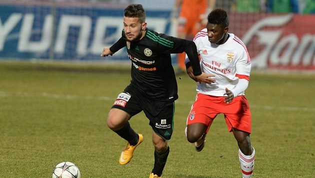 Příbramský útočník Denis Laňka (vlevo) a Aurélio Buta z Benfiky bojují o balón. Příbramský útočník Denis Laňka (vlevo) a Aurélio Buta z Benfiky bojují o balón.