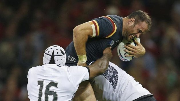 Velšan Jamie Roberts (uprostřed) se snaží prosadit proti hráčům Fidži. Vlevo Vili Veikoso a vpravo Akapusi Qera. Velšan Jamie Roberts (uprostřed) se snaží prosadit proti hráčům Fidži. Vlevo Vili Veikoso a vpravo Akapusi Qera.