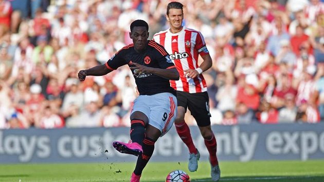 Fotbalista Manchesteru United Anthony Martial dává gól proti Southamptonu. Fotbalista Manchesteru United Anthony Martial dává gól proti Southamptonu.