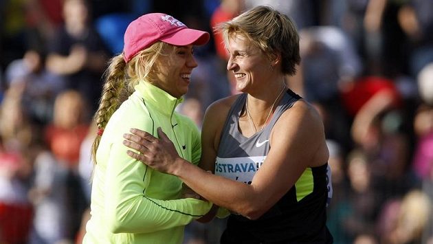 Barbora Špotáková (vpravo) s velkou soupeřkou, Ruskou Abakumovovou. Barbora Špotáková (vpravo) s velkou soupeřkou, Ruskou Abakumovovou.