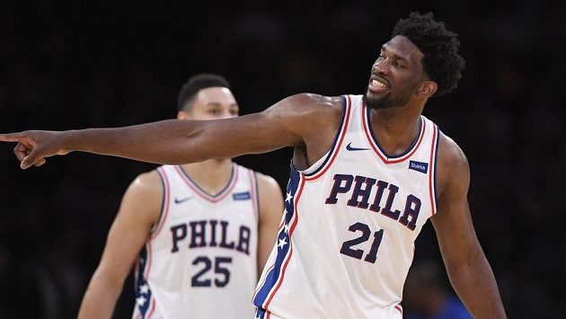 Joel Embiid z Philadelphie se raduje v utkání s Los Angeles Lakers. Joel Embiid z Philadelphie se raduje v utkání s Los Angeles Lakers.