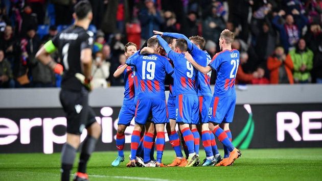 Brankář Sportingu Rui Patricio a radující se hráči Plzně. Brankář Sportingu Rui Patricio a radující se hráči Plzně.