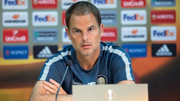 Frank de Boer během tiskové konference před utkáním základní skupiny Evropské ligy mezi Interem Milán a Spartou. Frank de Boer během tiskové konference před utkáním základní skupiny Evropské ligy mezi Interem Milán a Spartou.