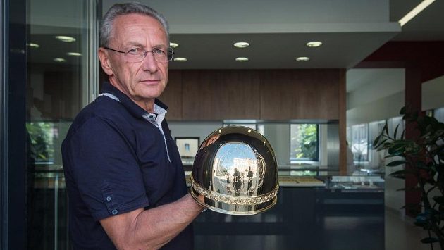 Klenotník Pavel Lejhanec představil v Pardubicích trofej, kterou vyrobil se svými spolupracovníky pro 70. ročník plochodrážního závodu Zlatá přilba. Jde o repliku té první z roku 1929. Klenotník Pavel Lejhanec představil v Pardubicích trofej, kterou vyrobil se svými spolupracovníky pro 70. ročník plochodrážního závodu Zlatá přilba. Jde o repliku té první z roku 1929.