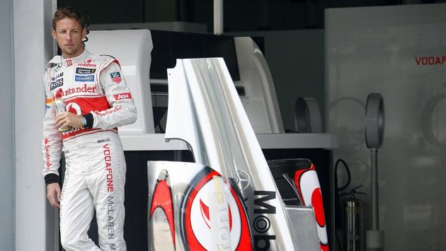 Jenson Button v garáži McLarenu na okruhu v Sepangu. Jenson Button v garáži McLarenu na okruhu v Sepangu.